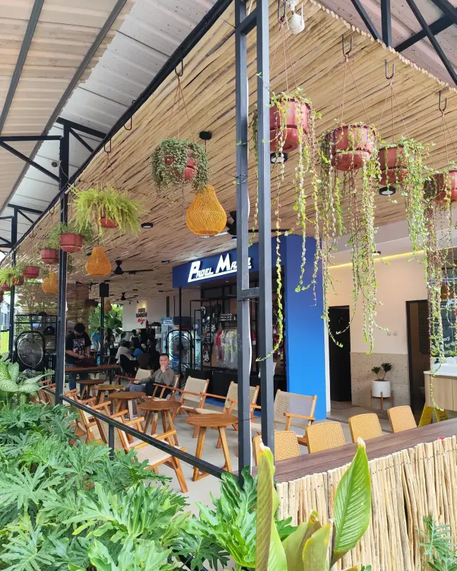 Hanging plants and the Padel Mania store