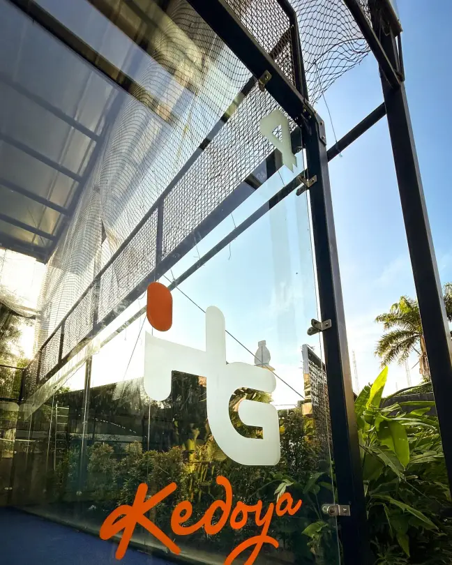 HG Kedoya monogram on the glass