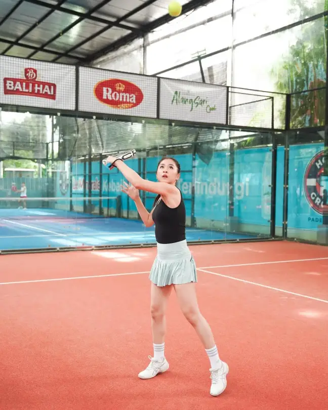 A player preparing an overhead